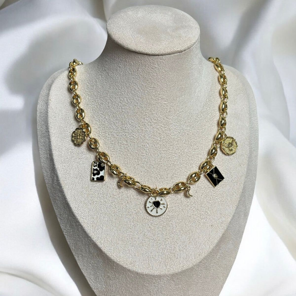 Collar de dijes Misterio (artesanal y edición limitada) — Carmen, Lucía & Rocío