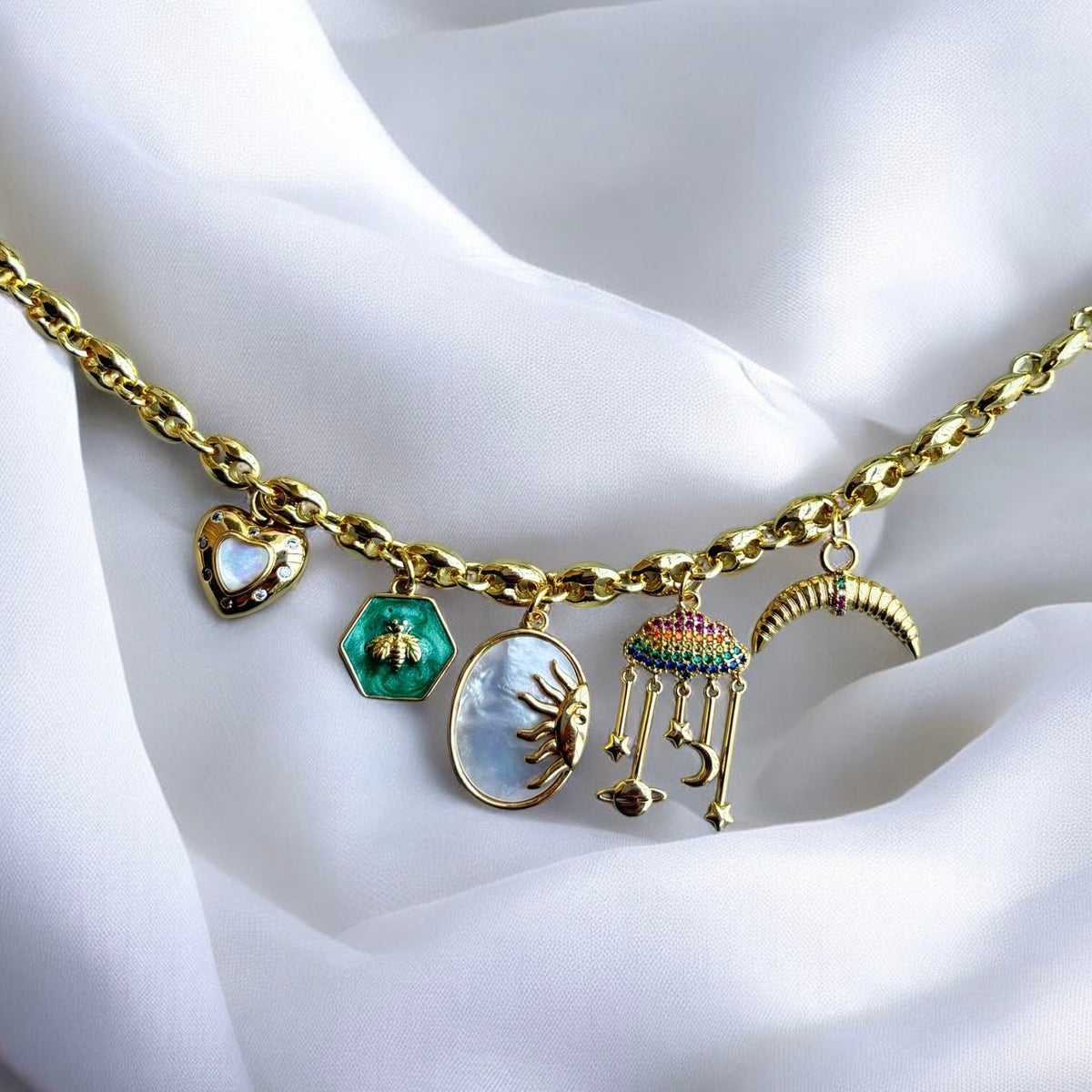 Collar de dijes Armonía Solar (artesanal y edición limitada) — Carmen, Lucía & Rocío
