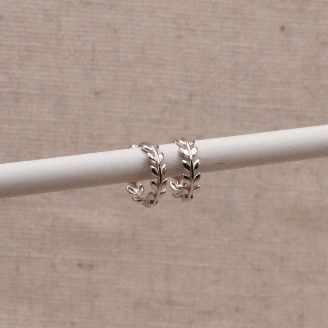 Aros huggie de laurel de plata