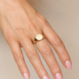 Anillo atemporal con cúpula protagonista