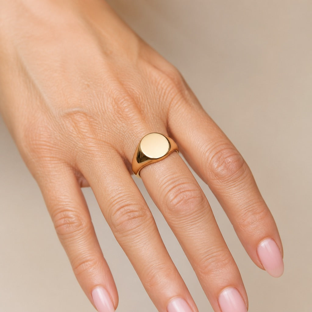 Anillo atemporal con cúpula protagonista
