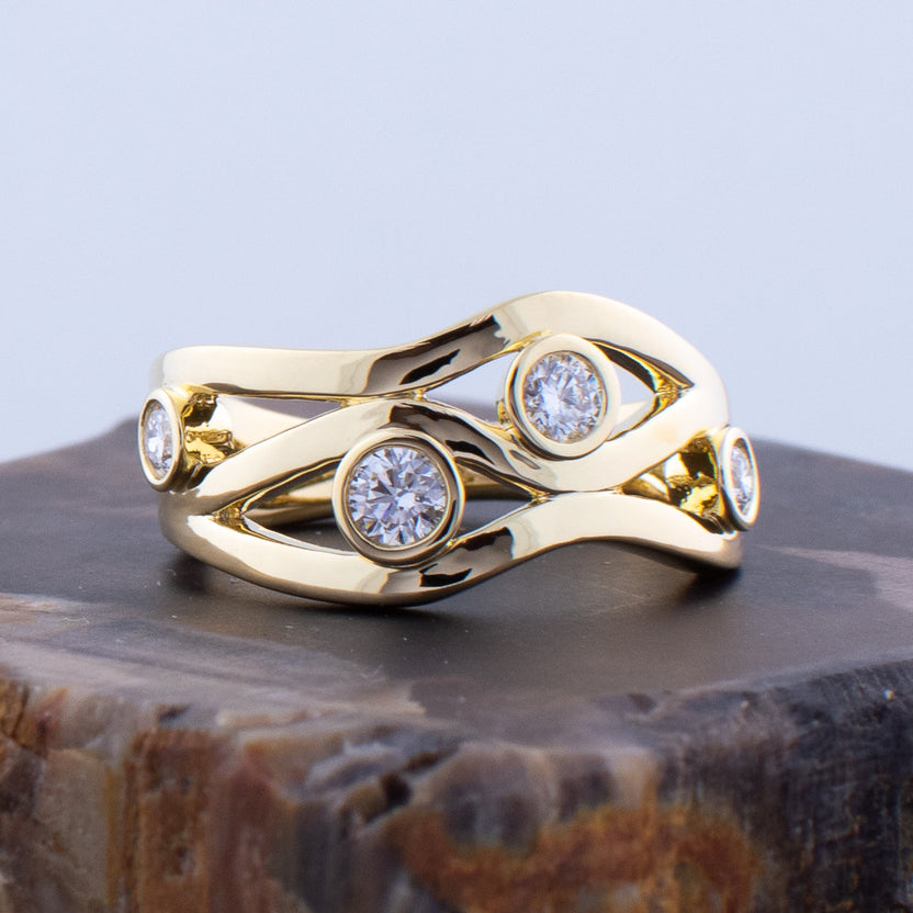 Anillo vintage clásico de cristales
