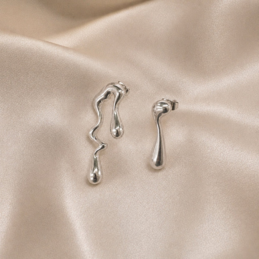 Pendientes llamativos de gota irregular en oro blanco