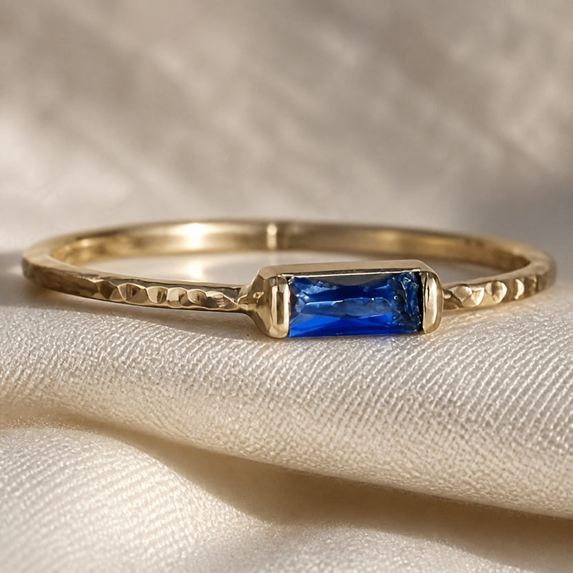 Anillo vintage regio con piedra preciosa