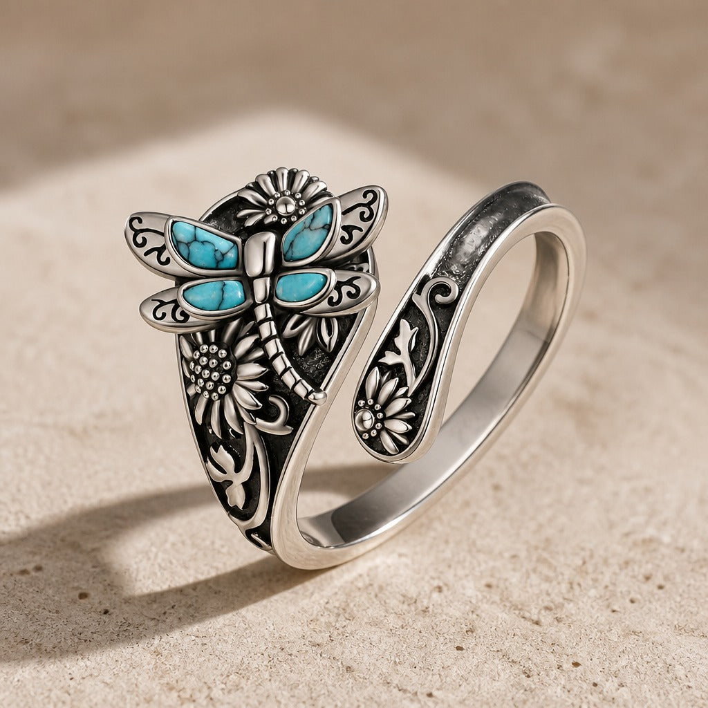 Anillo de plata grabado con libélula y flor