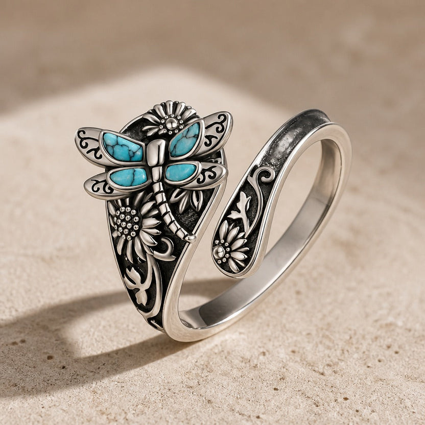Anillo de plata grabado con libélula y flor