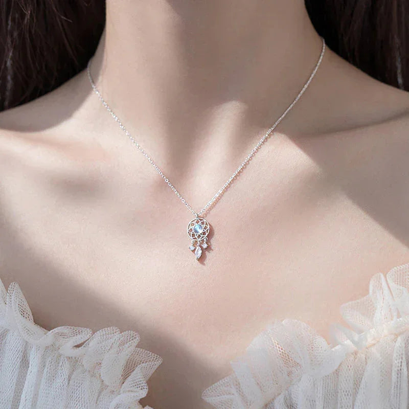 Collar con colgante dreamcatcher de plata y piedra lunar – imagen 3