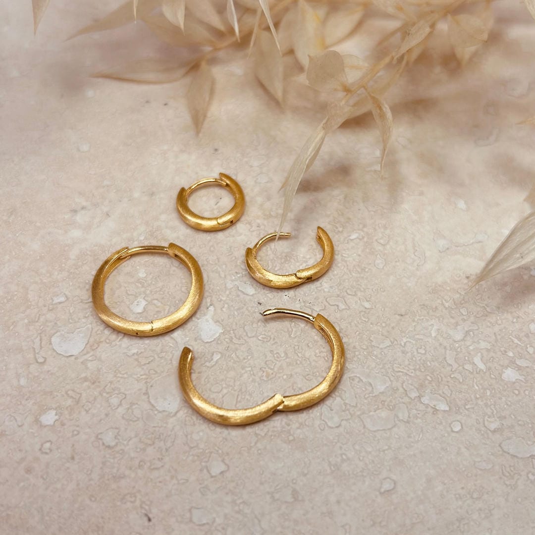 Conjunto de 2 pares de aros minimalistas dorados cepillados — Carmen, Lucía & Rocío