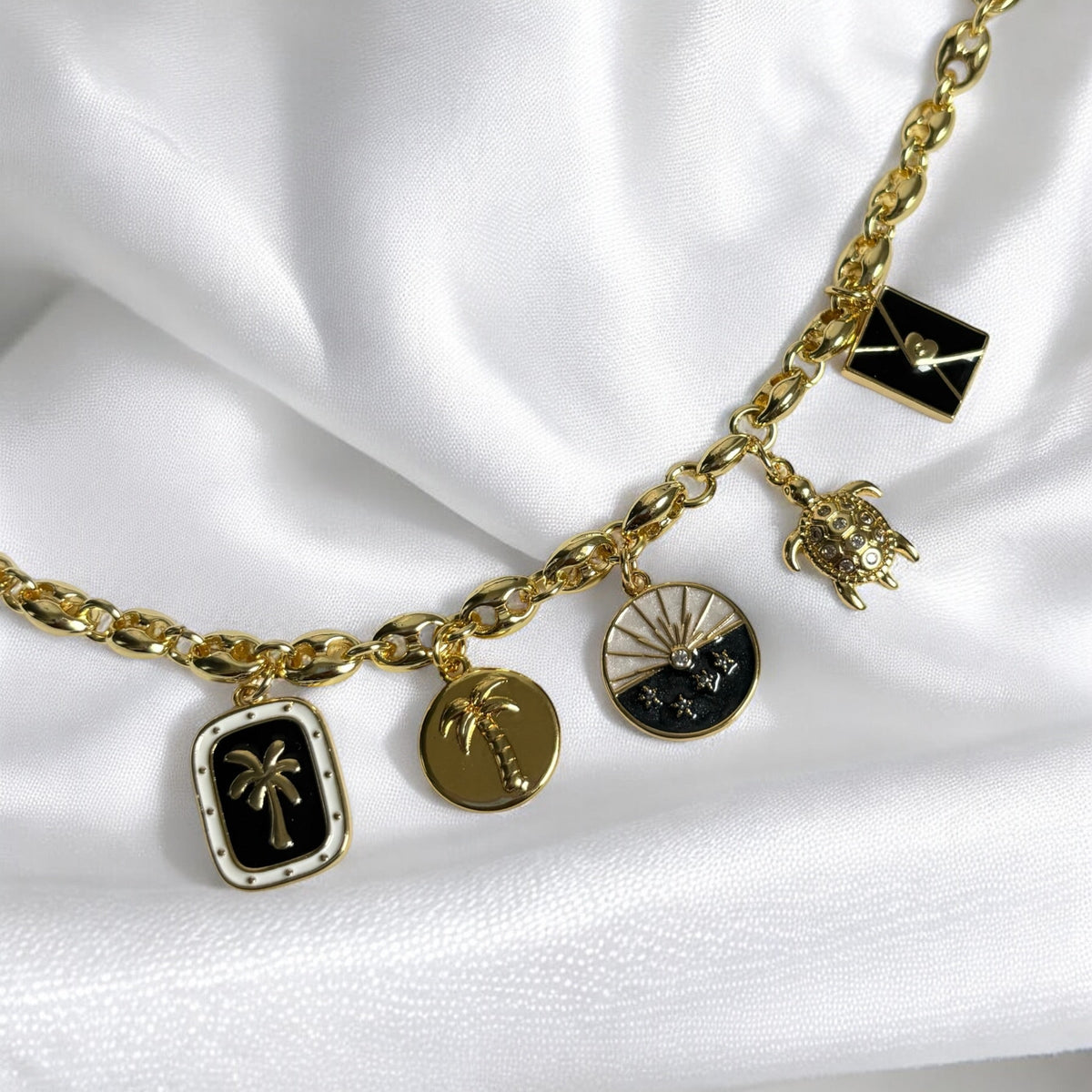 Collar de dijes Noir Ocean (artesanal y edición limitada) – imagen 2