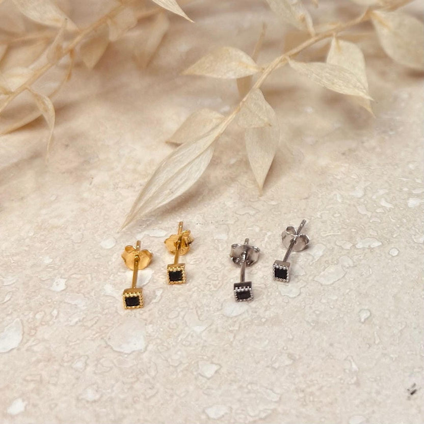 Pendientes minimalistas de botón Negro — Carmen, Lucía & Rocío