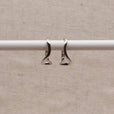 Pendientes de aro plateados con onda abstracta