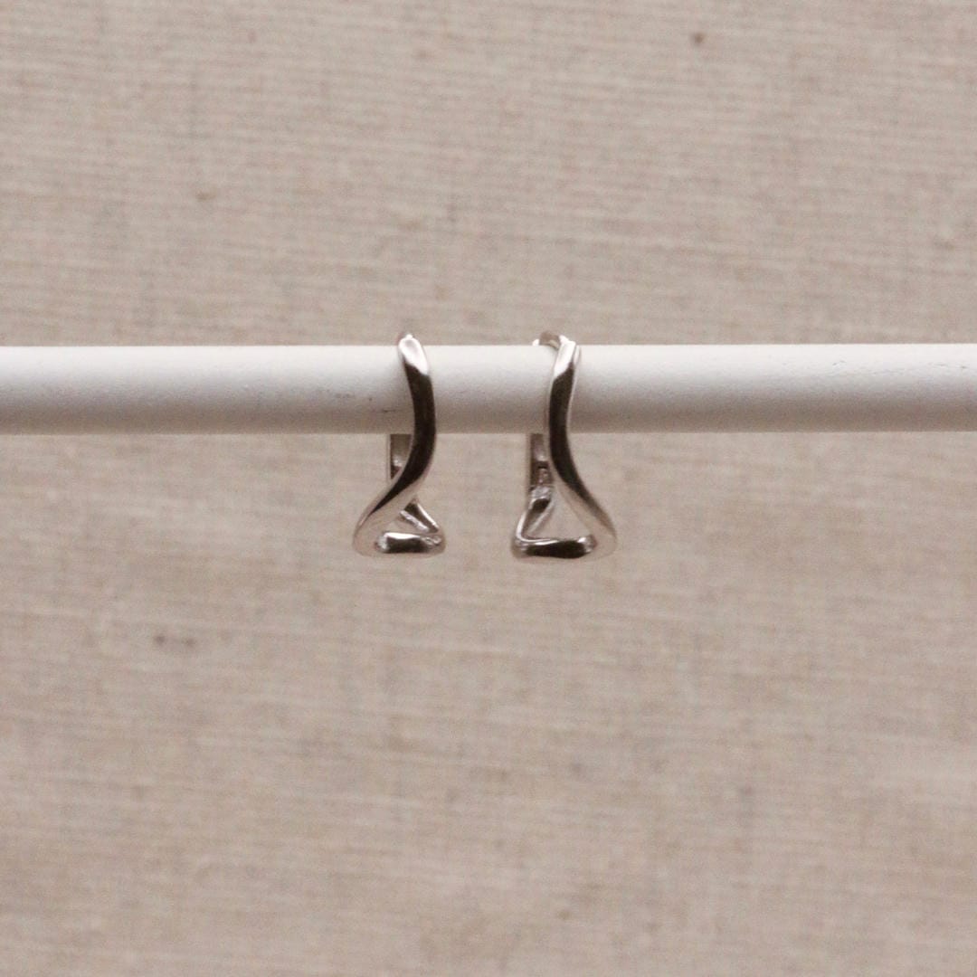 Pendientes de aro plateados con onda abstracta