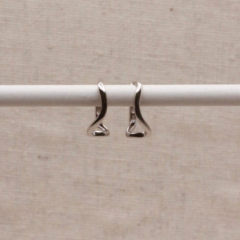 Pendientes de aro plateados con onda abstracta