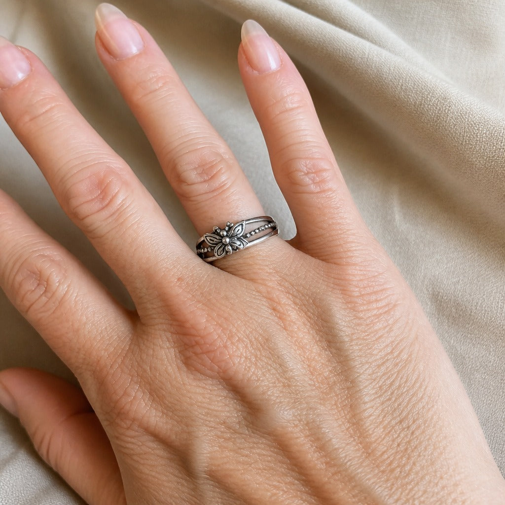 Anillo de plata con mariposa grabada