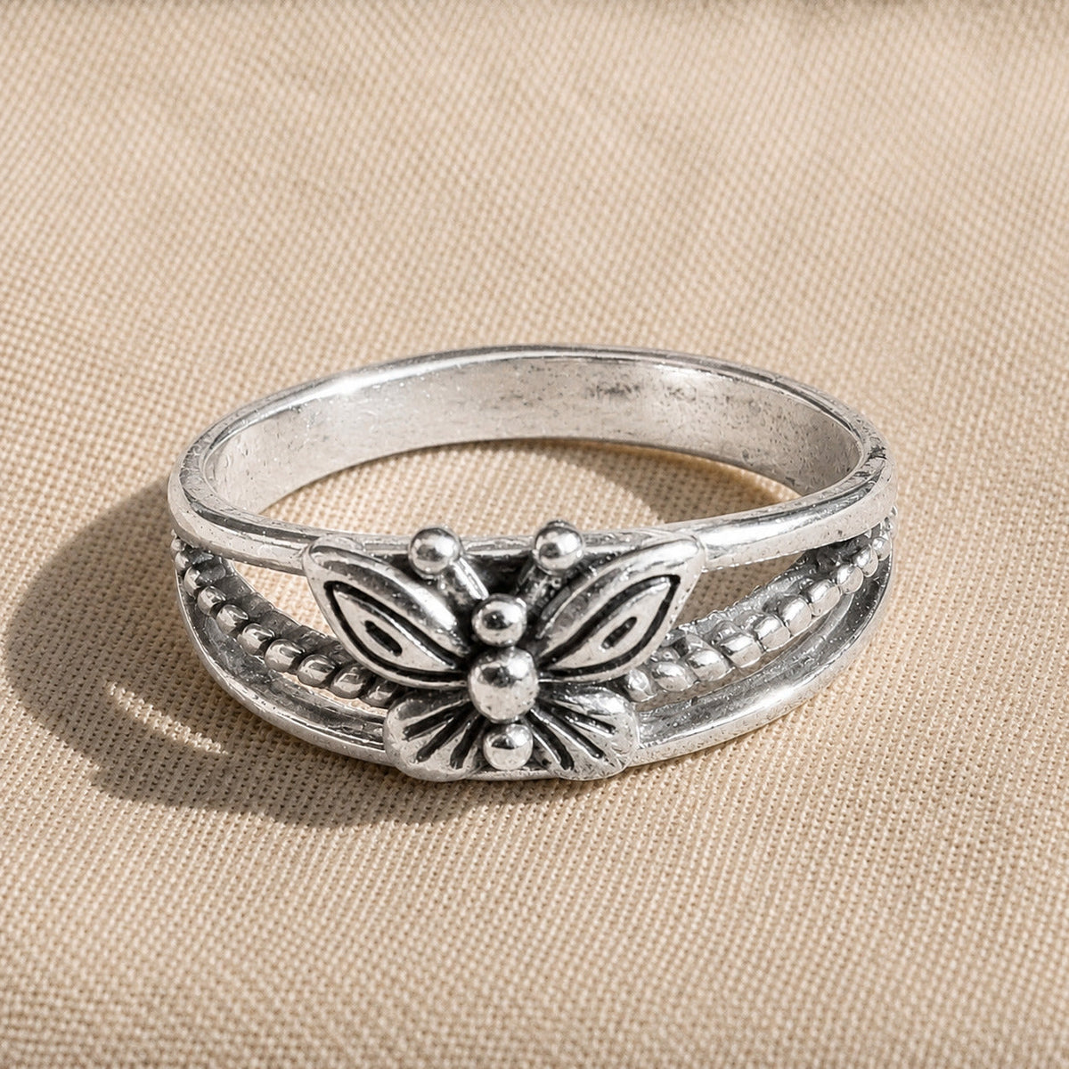 Anillo de plata con mariposa grabada – imagen 2