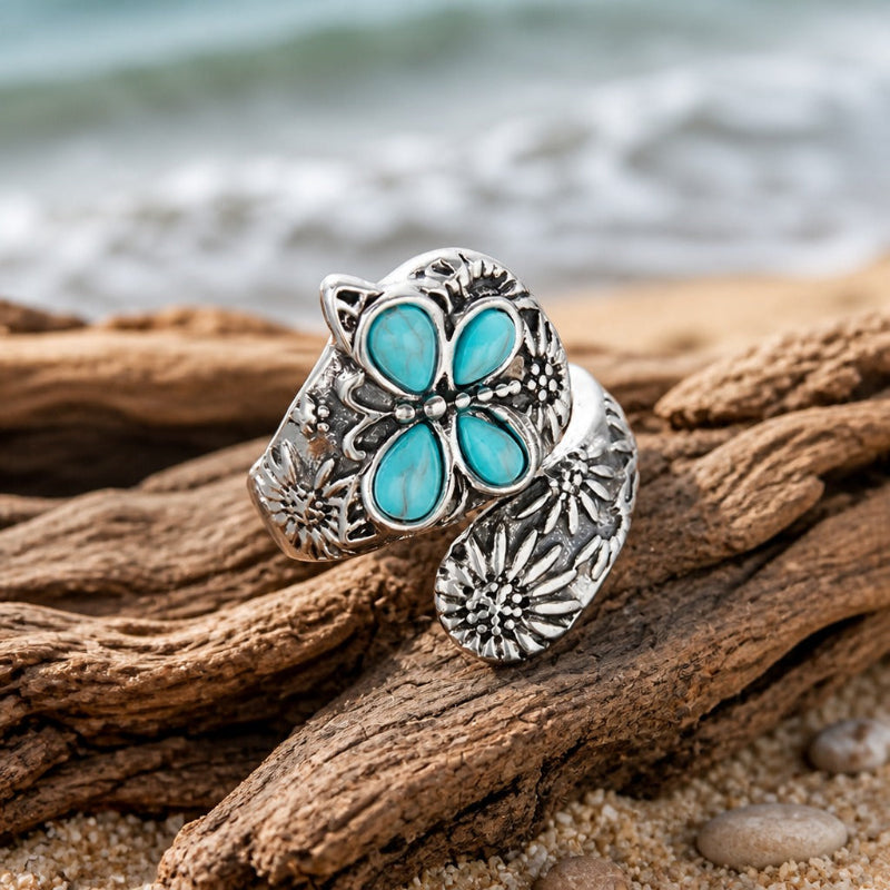 Anillo etéreo de mariposa y flor