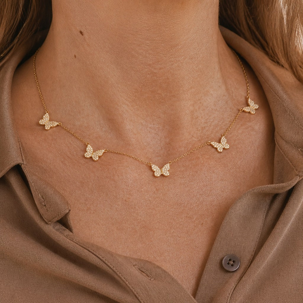 Exquisito collar con colgante de mariposa de circonita