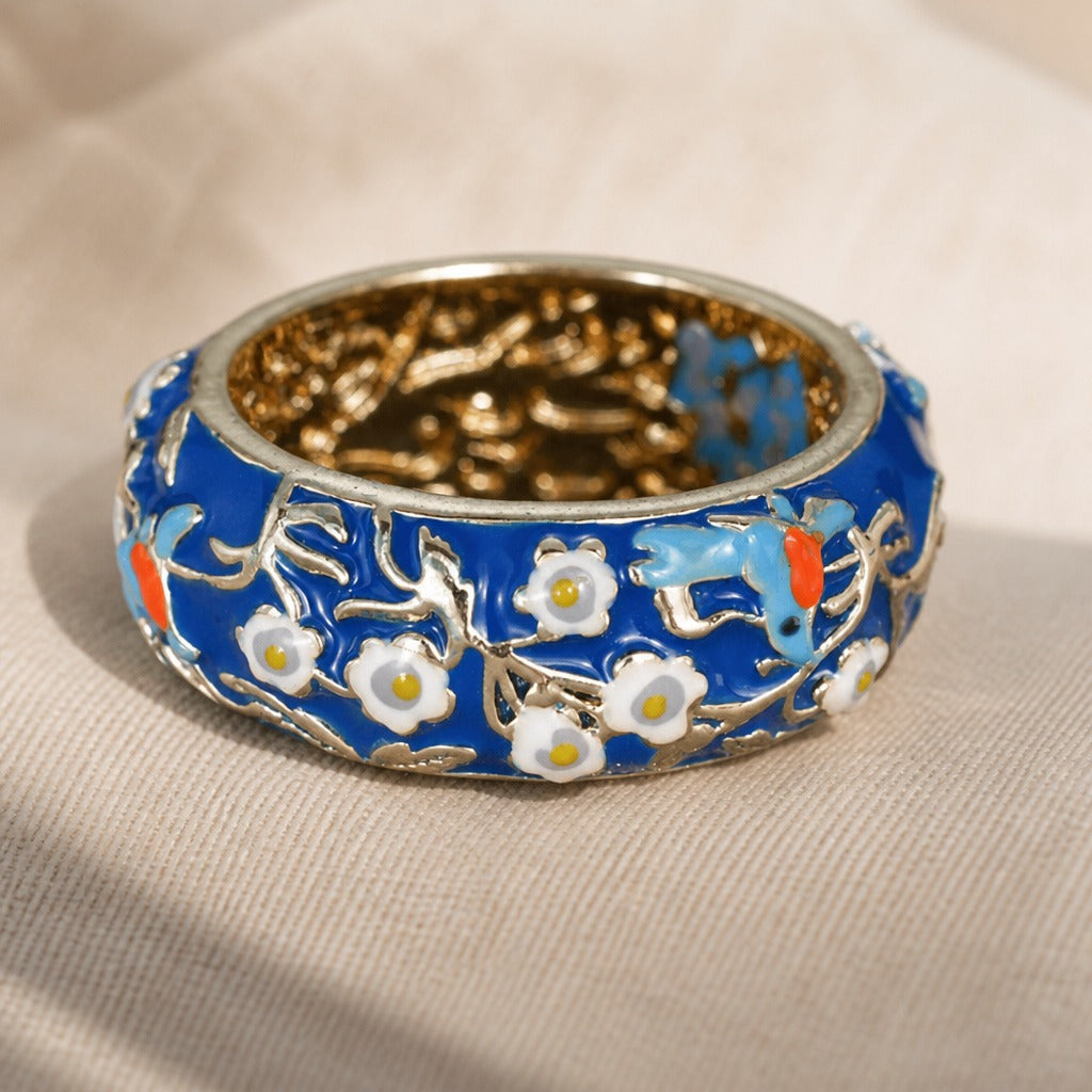 Anillo exquisito grabado con flores y pájaros