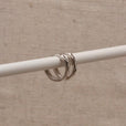 Pendientes huggie plateados en forma de marquesa – imagen 2