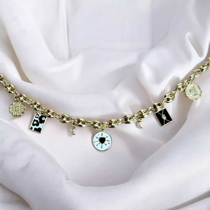 Collar de dijes Mystique (artesanal y edición limitada)