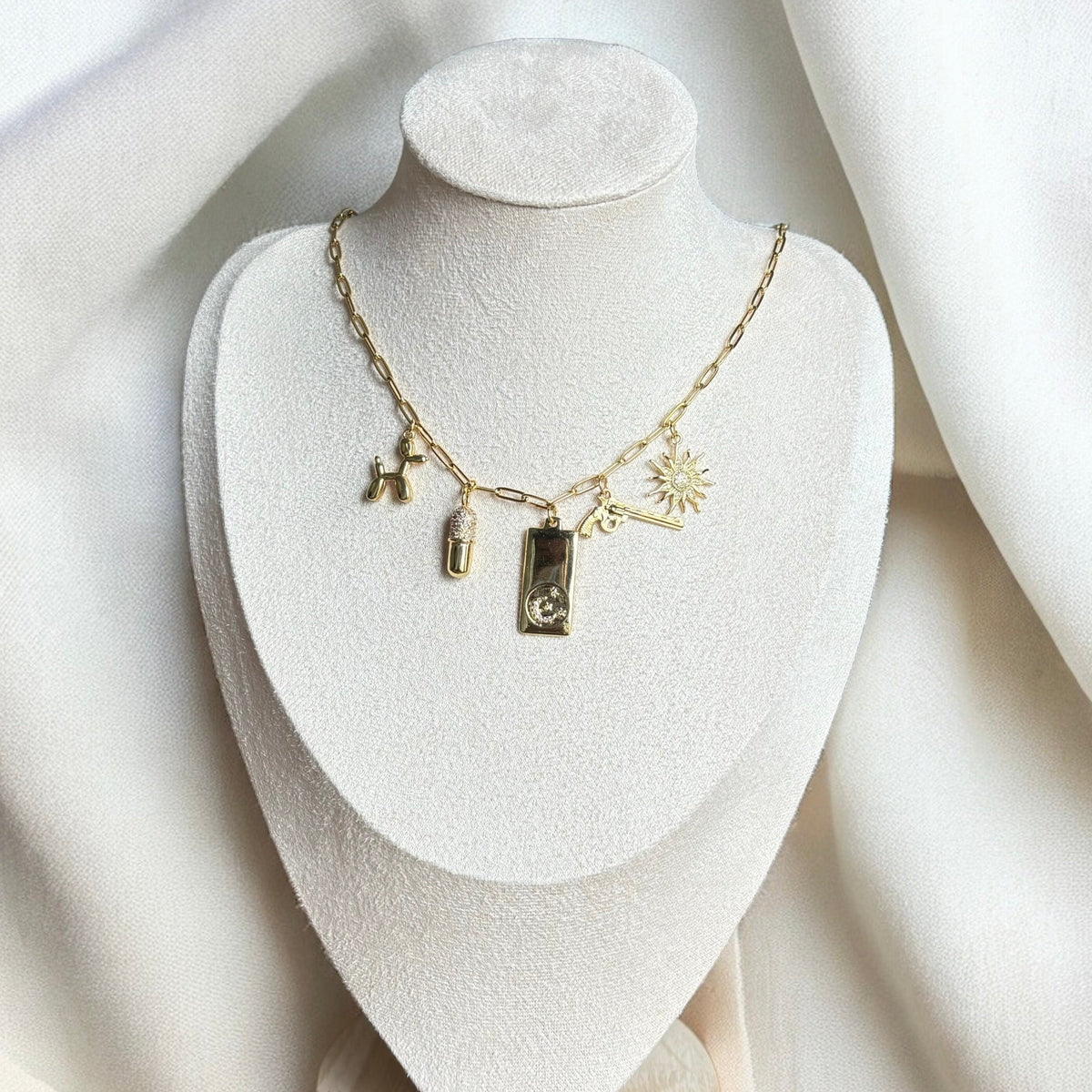 Collar Stella con dijes (artesanal y edición limitada) — Carmen, Lucía & Rocío