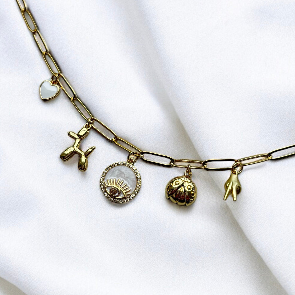 Collar con Dije Bella (hecho a mano y edición limitada) — Carmen, Lucía & Rocío