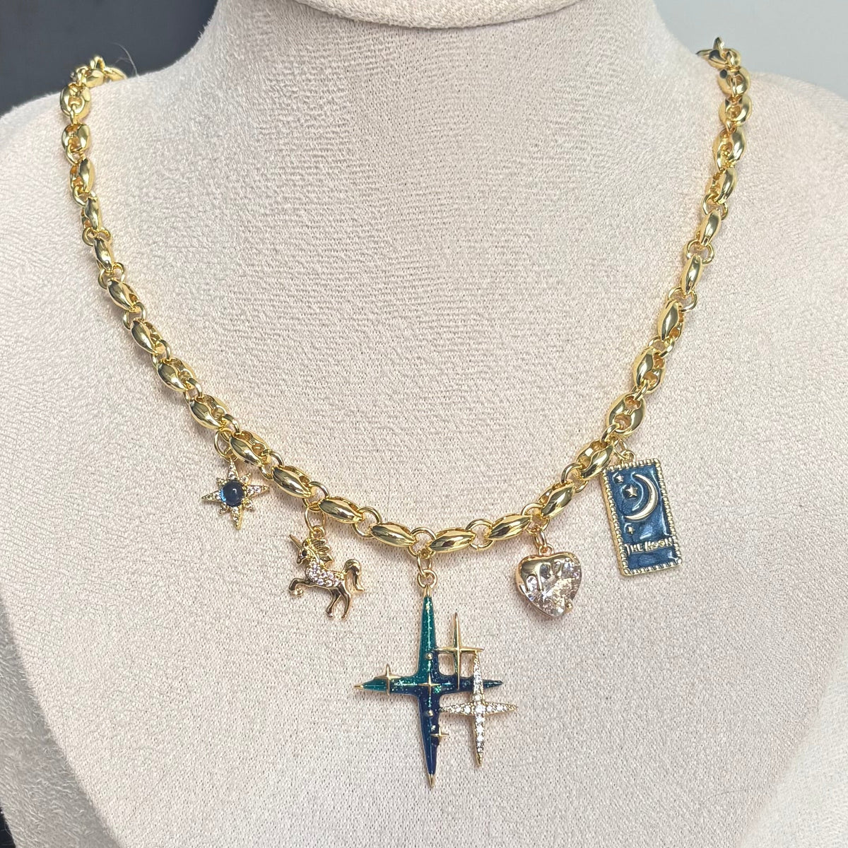 Collar Estelar (hecho a mano y edición limitada) — Carmen, Lucía & Rocío