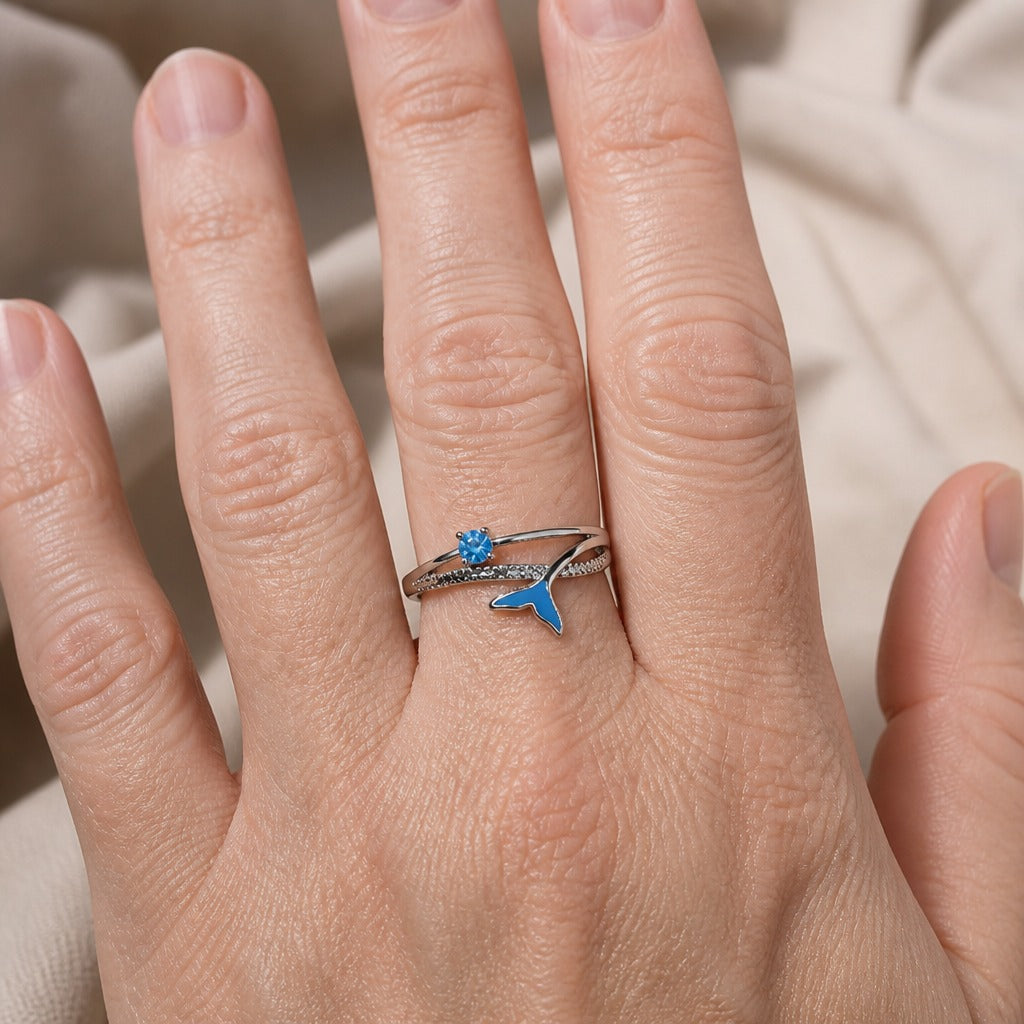 Anillo de plata con circonita en cola de pez