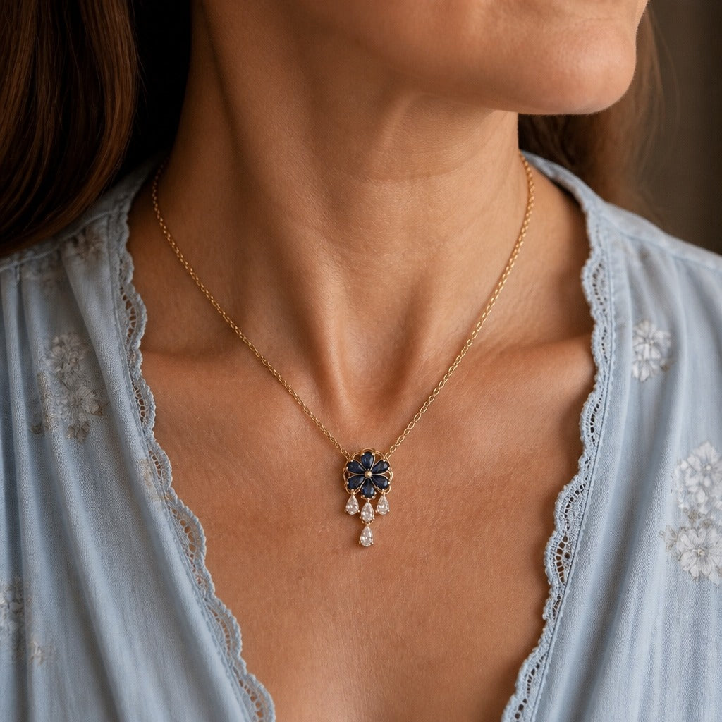 Collar con colgante de borla azul floral