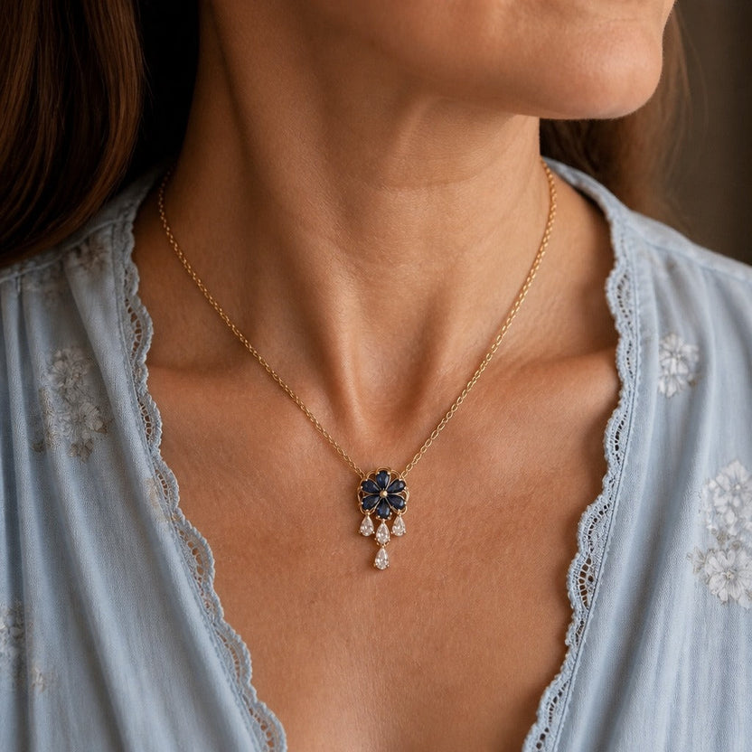 Collar con colgante de borla azul floral