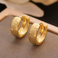 Pendientes dorados martillados tipo huggie