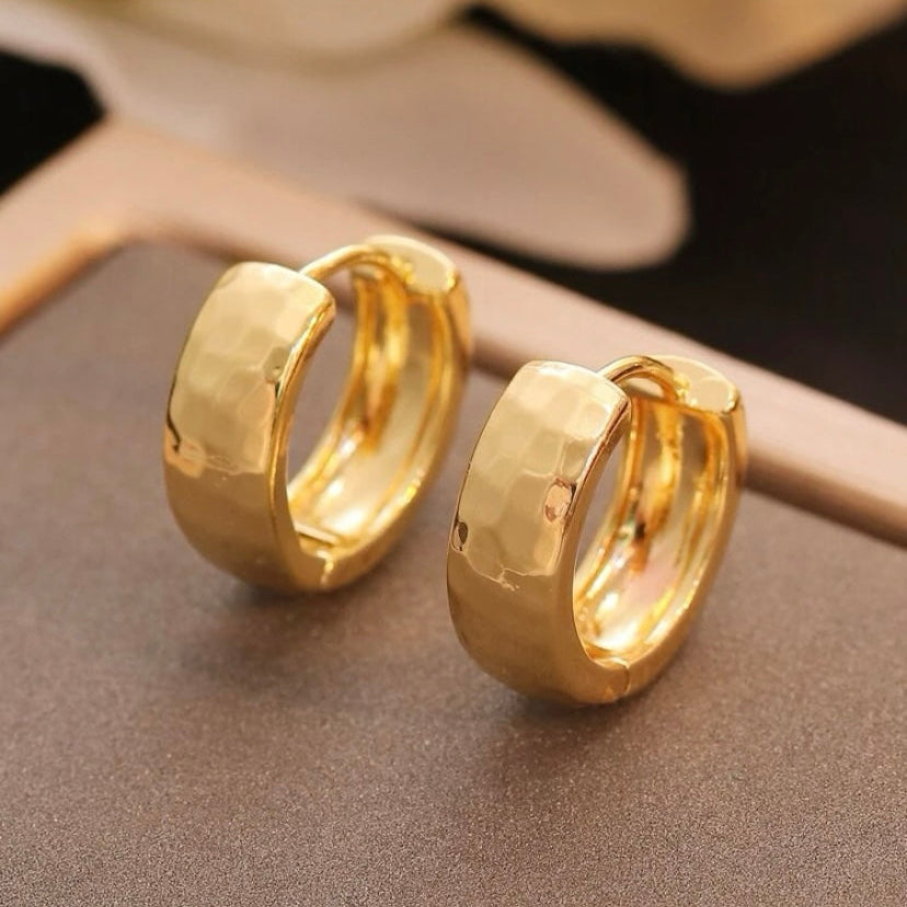 Pendientes dorados martillados tipo huggie