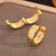 Pendientes dorados martillados tipo huggie – imagen 2