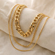 Collar dorado en capas atemporal