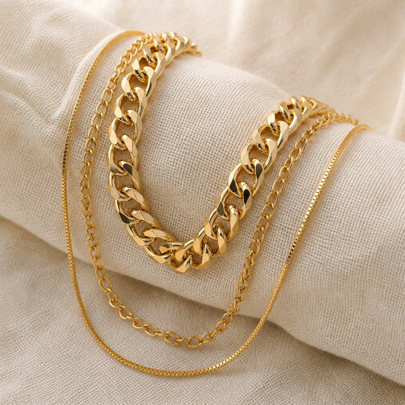 Collar dorado en capas atemporal