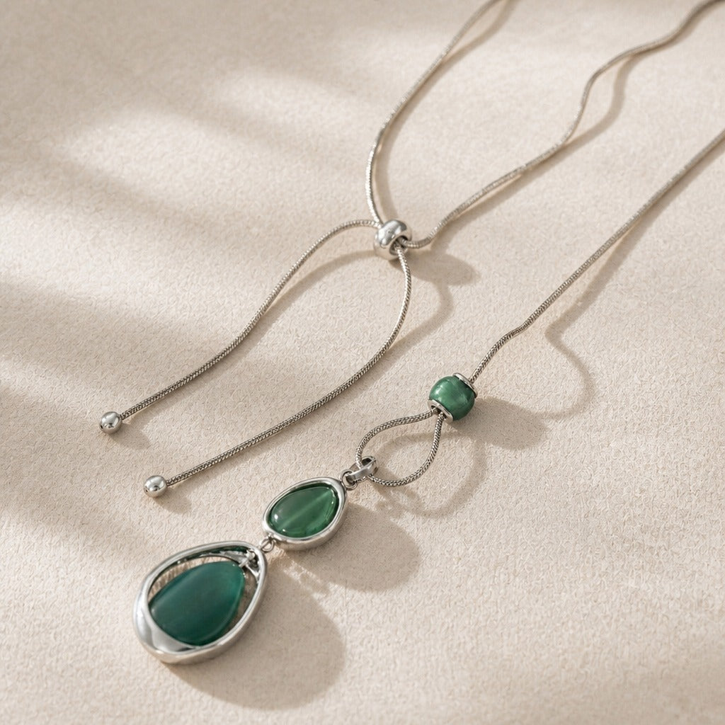 Collar de plata con colgante geométrico de piedra