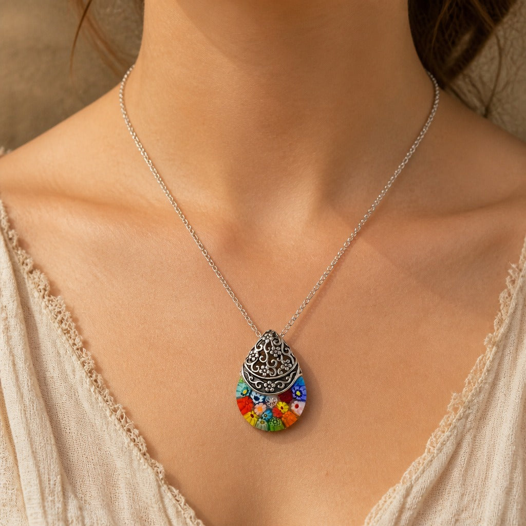 Collar con colgante de cristal floral grabado