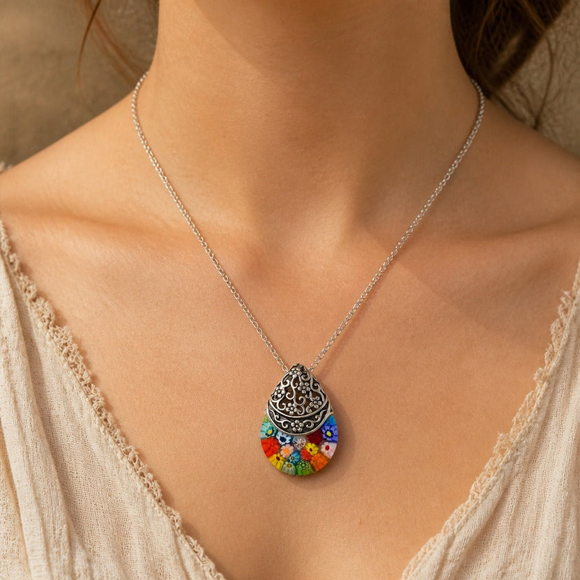 Collar con colgante de cristal floral grabado