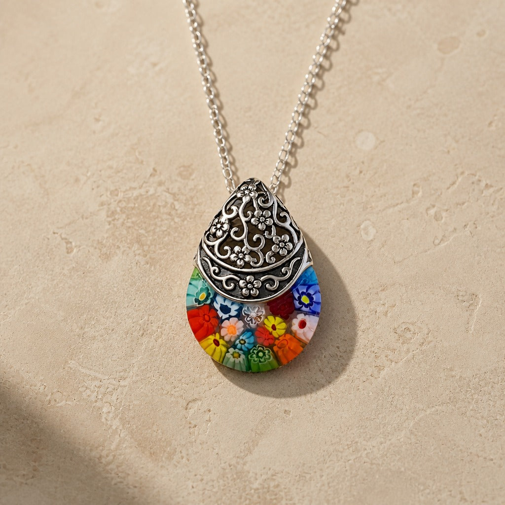 Collar con colgante de cristal floral grabado – imagen 2