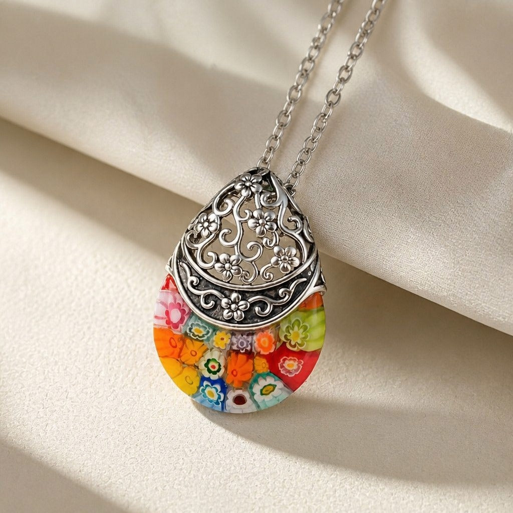 Collar con colgante de cristal floral grabado – imagen 3