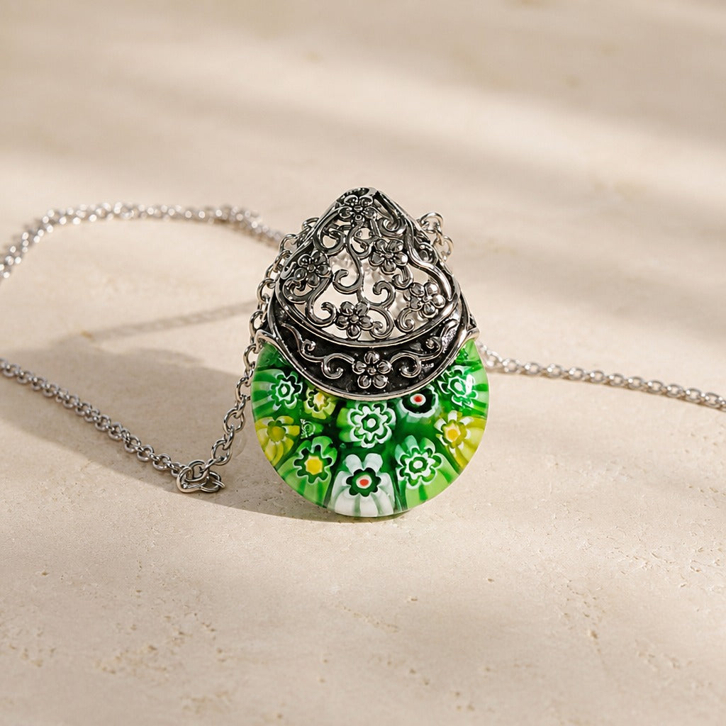 Collar con colgante de cristal floral grabado – imagen 5