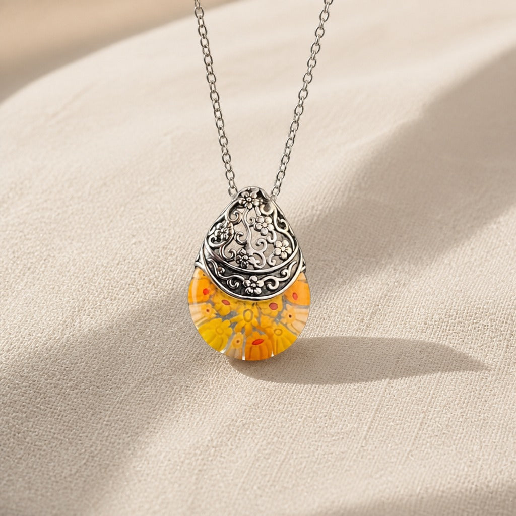 Collar con colgante de cristal floral grabado – imagen 6