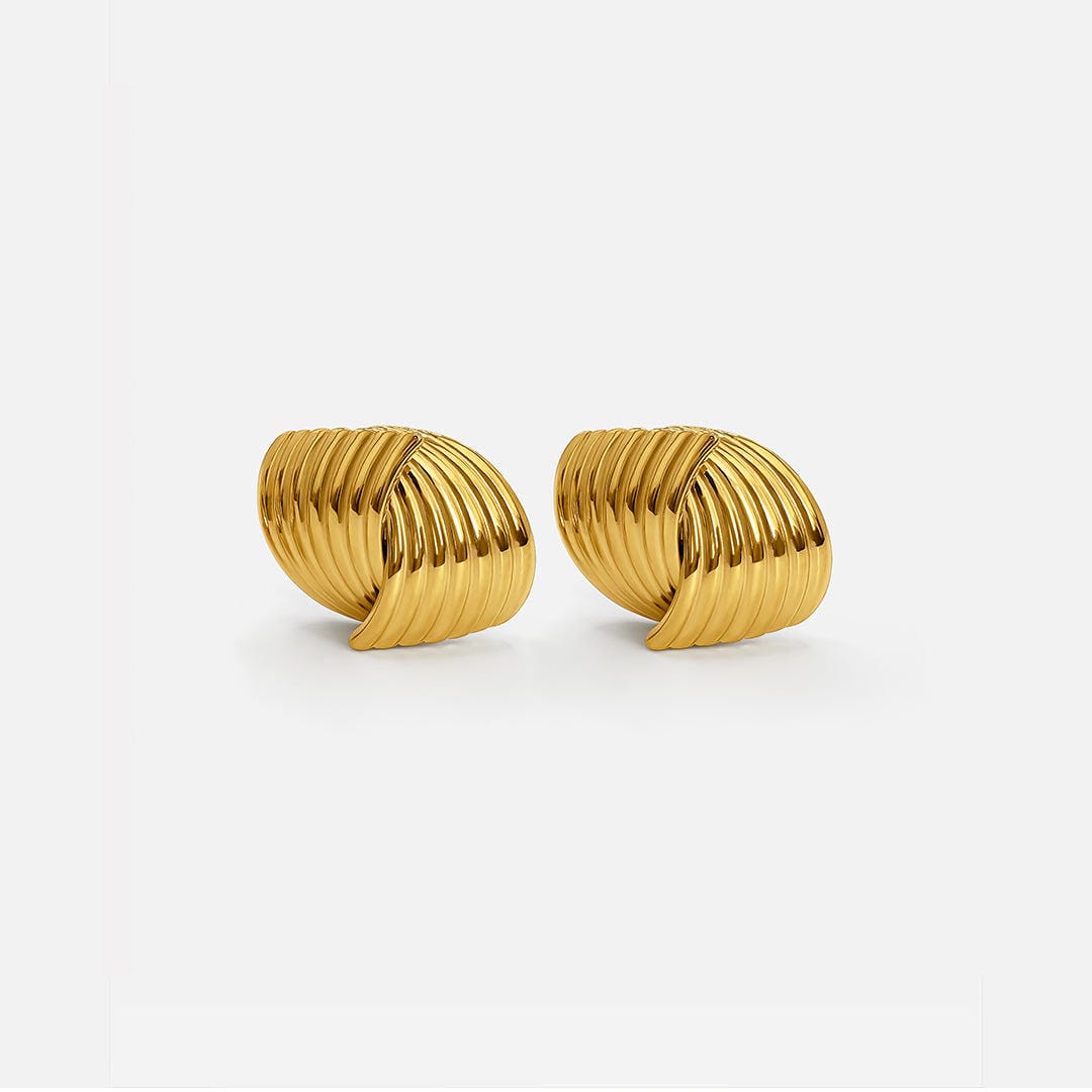 Pendientes torsionados dorados modernos