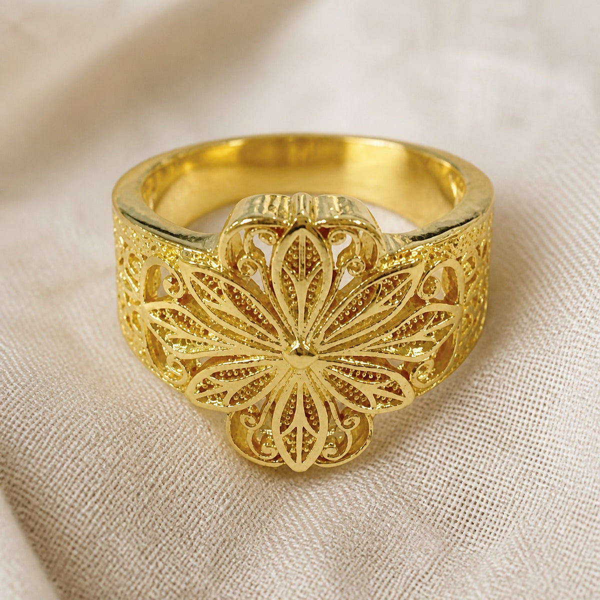 Anillo Flor Dorada llamativo — Carmen, Lucía & Rocío