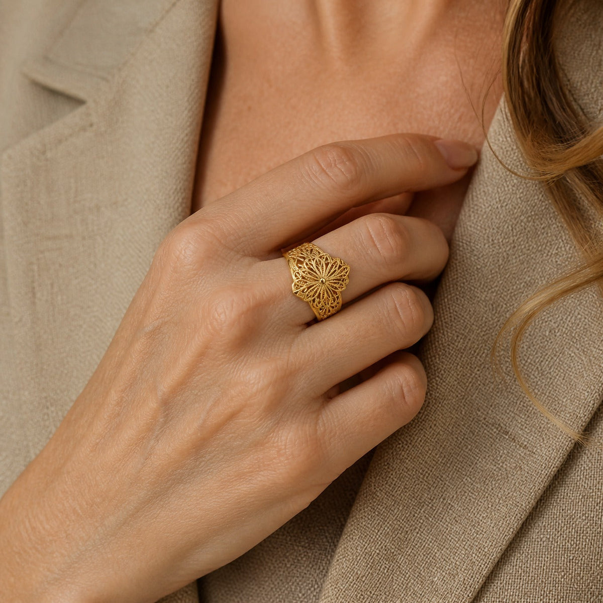 Anillo Flor Dorada llamativo — Carmen, Lucía & Rocío