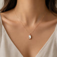 Collar dorado de cuentas con colgante de ópalo