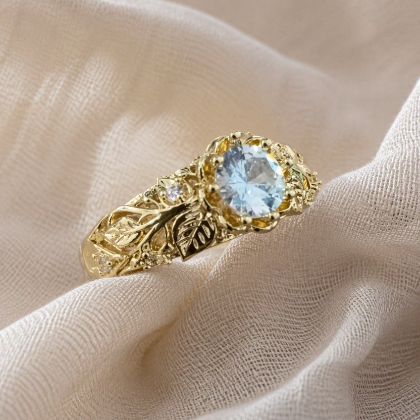 Anillo de circonita con hoja dorada