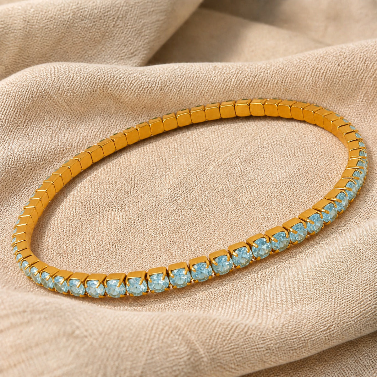 Pulsera dorada con piedra turquesa