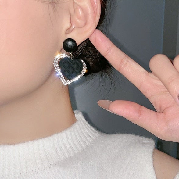 Pendientes de corazón en negro y oro – imagen 2