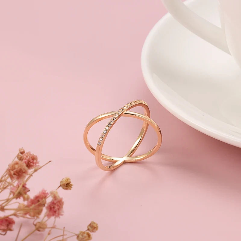 Anillo cruzado prestigioso con circonitas brillantes – imagen 2